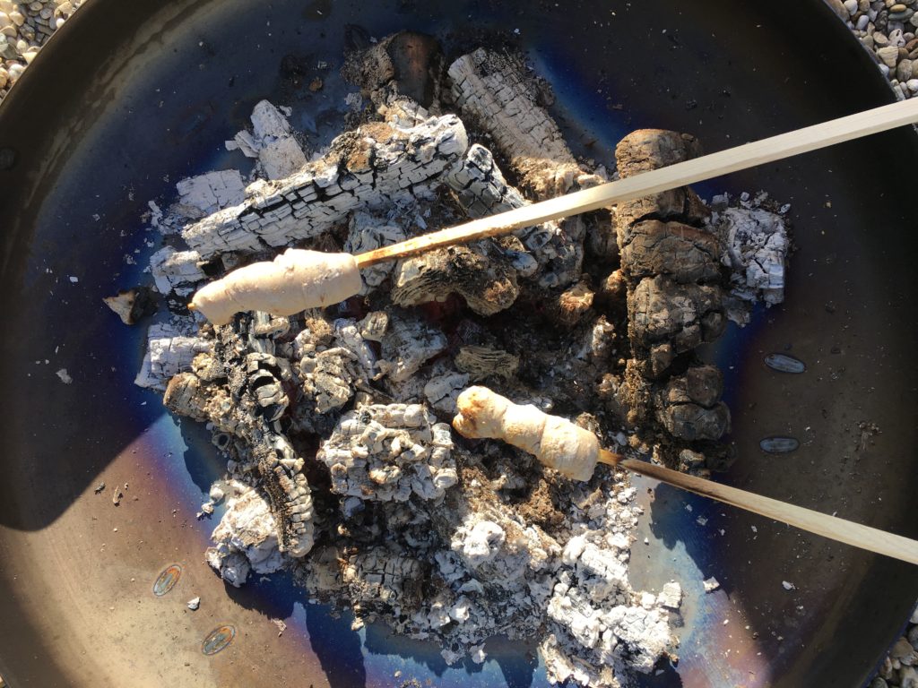 Stockbrot über der Glut grillen