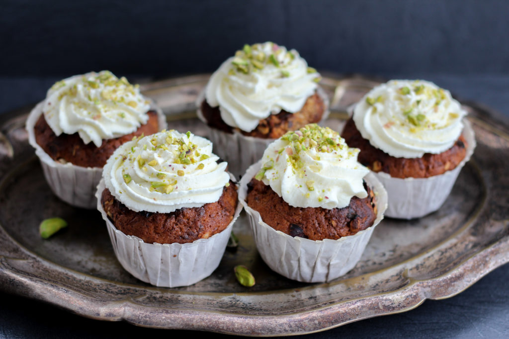 Muffins mit Ricottacreme auf Tablett