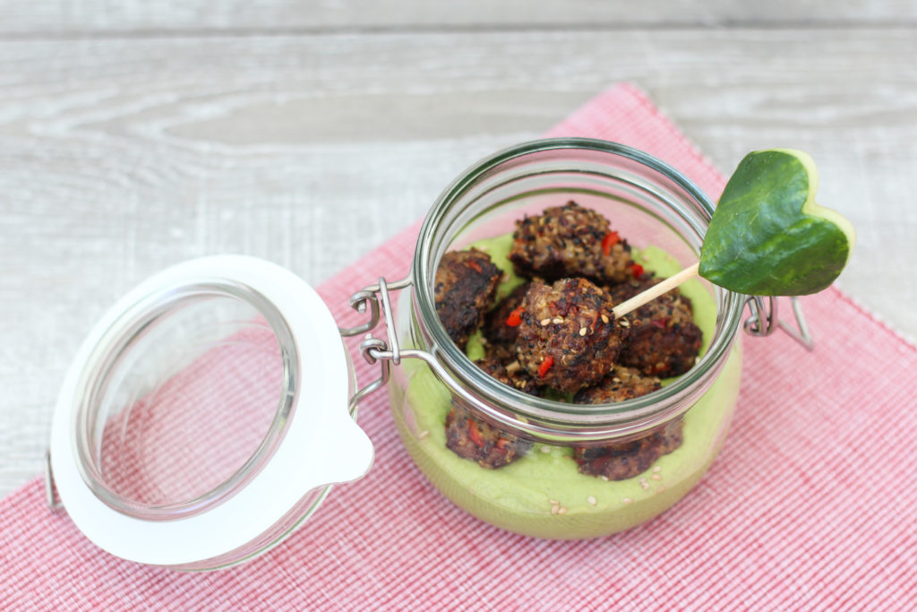 Quinoa-Kugerl und Erbsenhummus