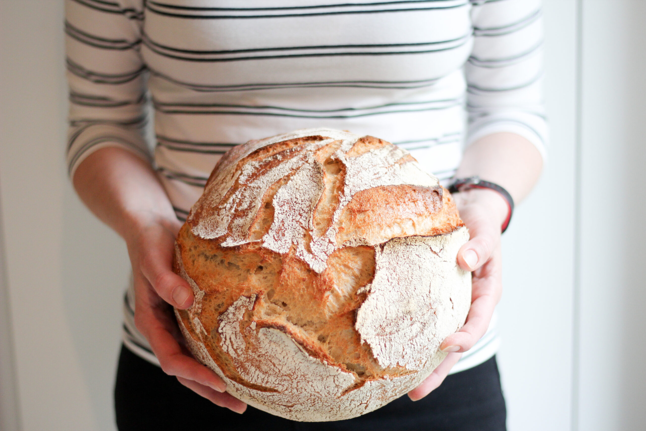 Andrea Kasper-Füchsl mit Sauerteigbrot in den Händen