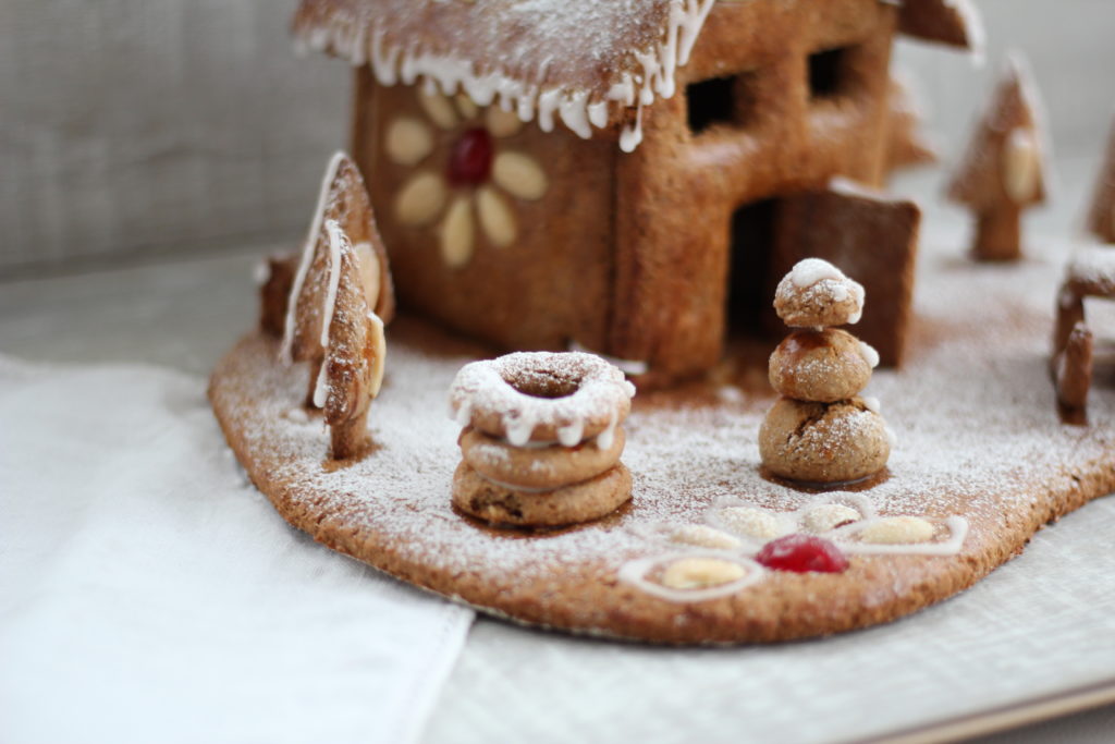 Lebkuchenhaus mit Zucker bestäubt