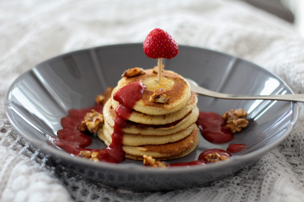 Bananenpancakes mit karamellisierten Walnüssen