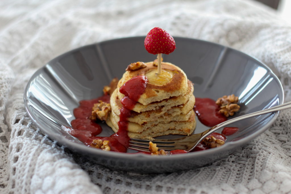 Bananenpancakes mit karamelisierten Walnüssen angeknabbert