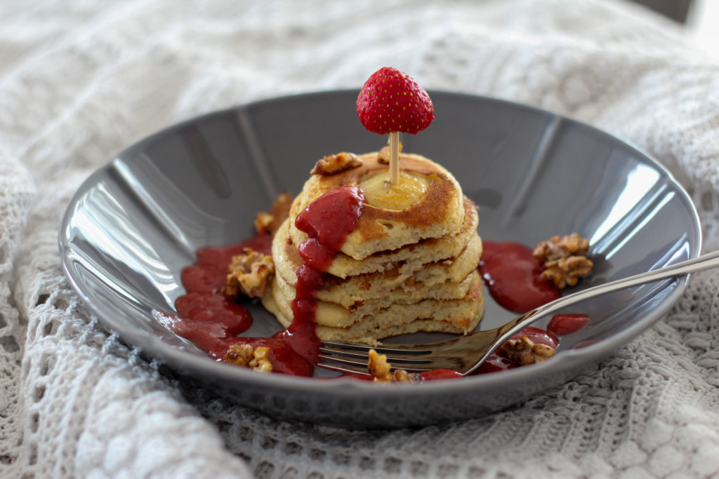 Bananen Pancakes mit karamellisierten Walnüssen