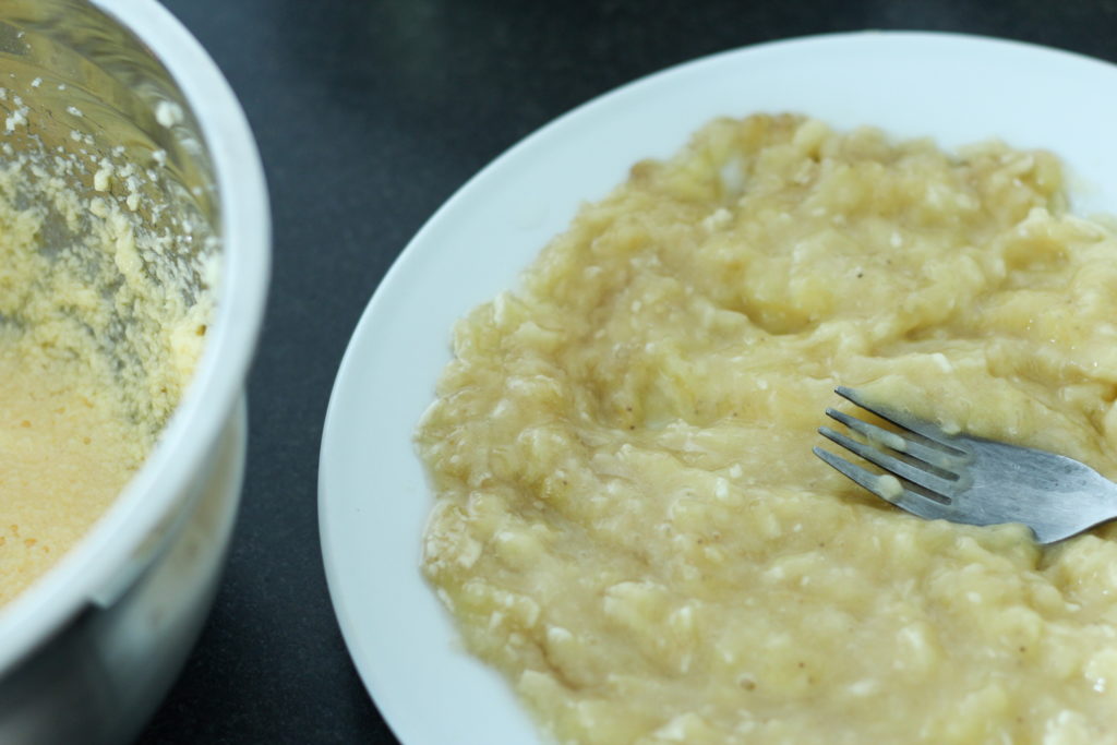 Banane mit Gabel zerdrücken