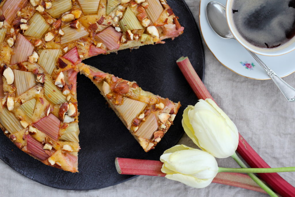 Rhabarberkuchen mit Kaffeetase und Tulpengarnitur