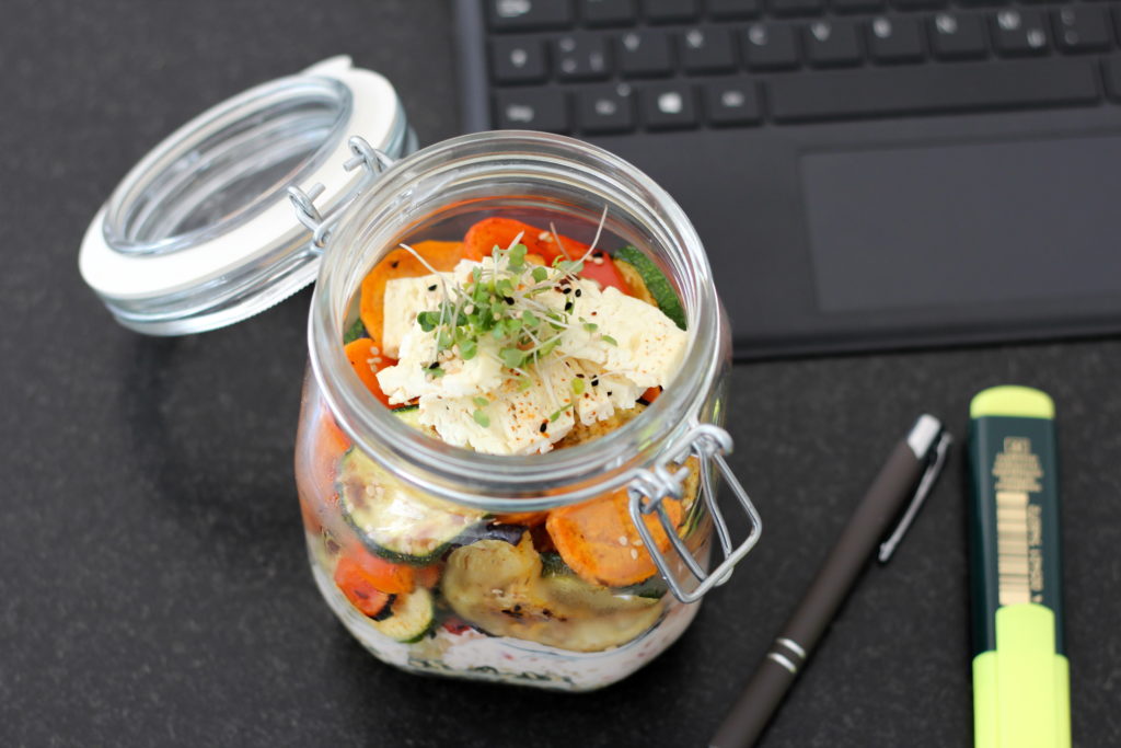 Meal prep Mahlzeiten vor einem Laptop