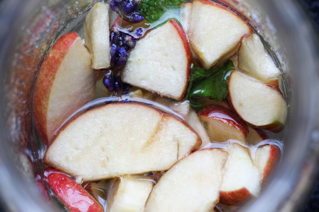 Apfel-Ingwer-Lavendel-Minze Shrub