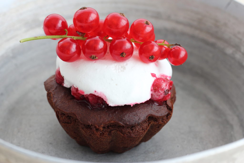 Vegane Muffins mit Ribisel und Aquafaba-Baisers