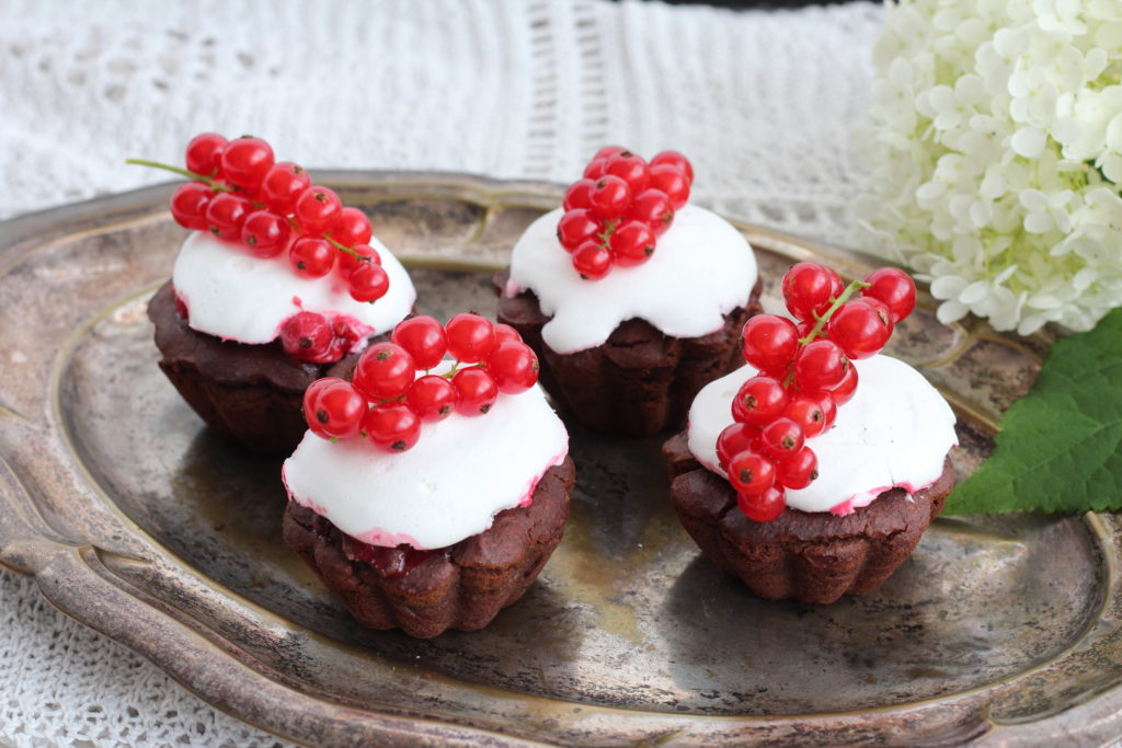 Vegane Muffins mit Ribisel und Aquafaba-Baiser