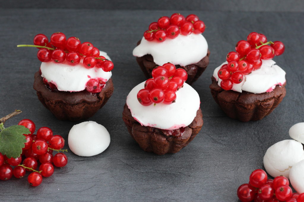 Muffins mit Ribisel und Aquafaba-Baisers