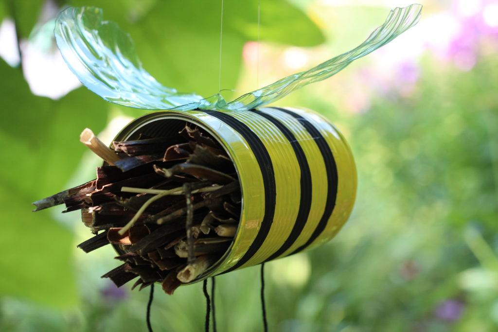 Das Insektenhotel mit trockenen Halmen als Füllung