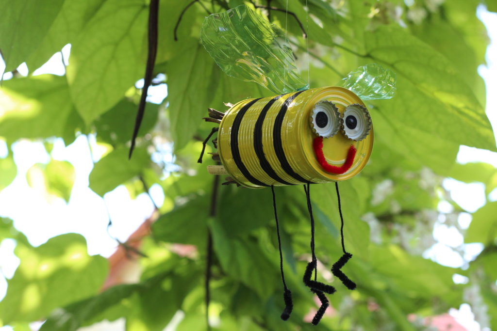 Insektenhotel aus einer Konservendose