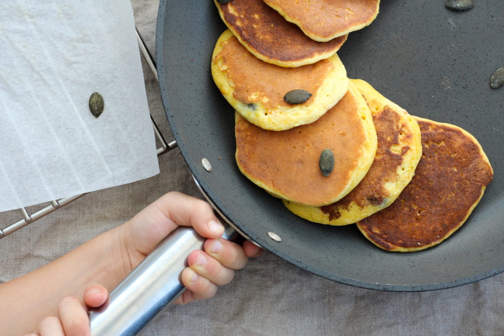 Kübispancakes in der Pfanne