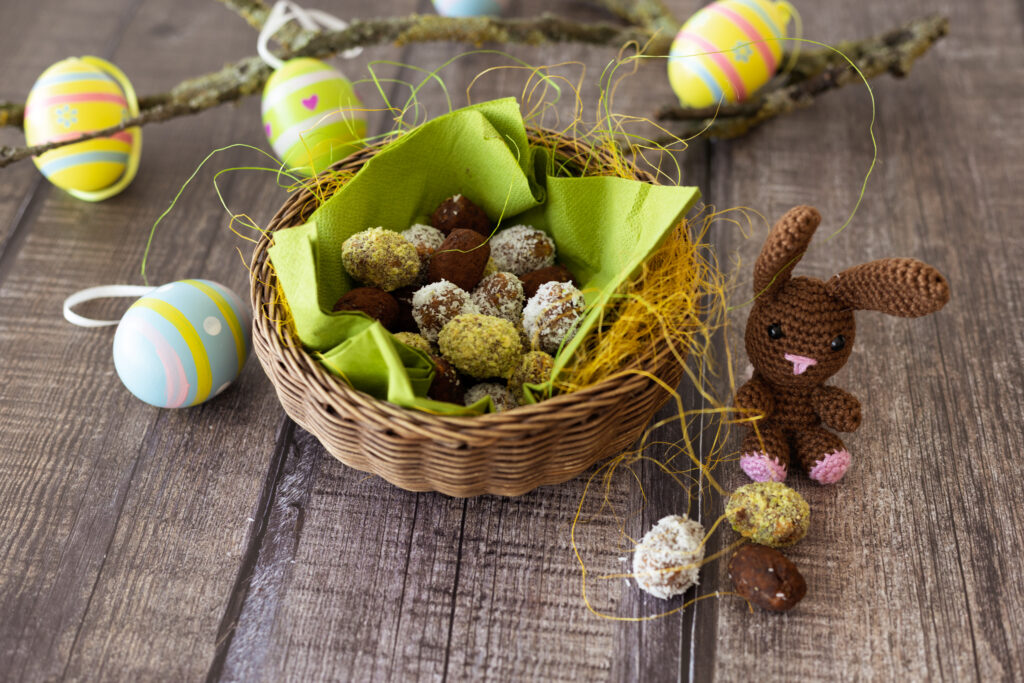 Osterhase mit no-bake Ostereier und Osterzweig