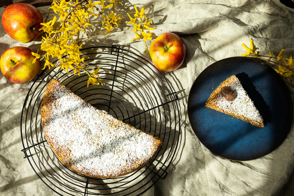 Karotten-Apfel-Kuchen flatlay_Rezept_Katharina-Seiser_Foto_Andrea-Kasper-Füchsl