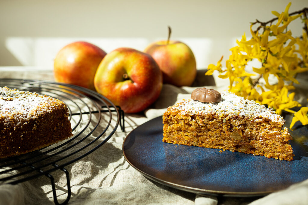 Karotten-Apfel-Kuchen_Rezept_Katharina-Seiser_Foto_Andrea-Kasper-Füchsl