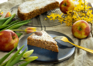 Karotten-Apfel-Kuchen_Rezept_Katharina-Seiser_Foto_Andrea-Kasper-Füchsl