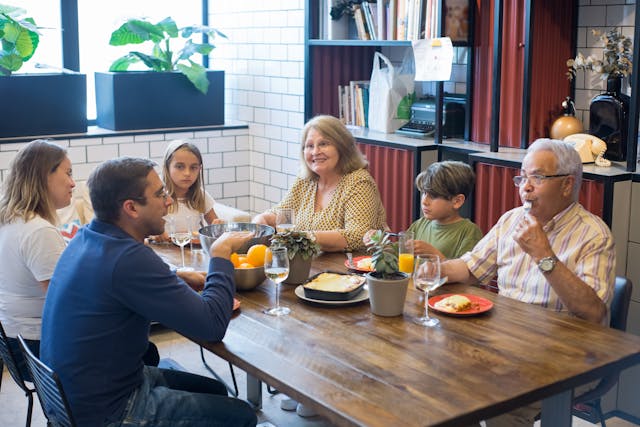 Familie beim Mittagstisch