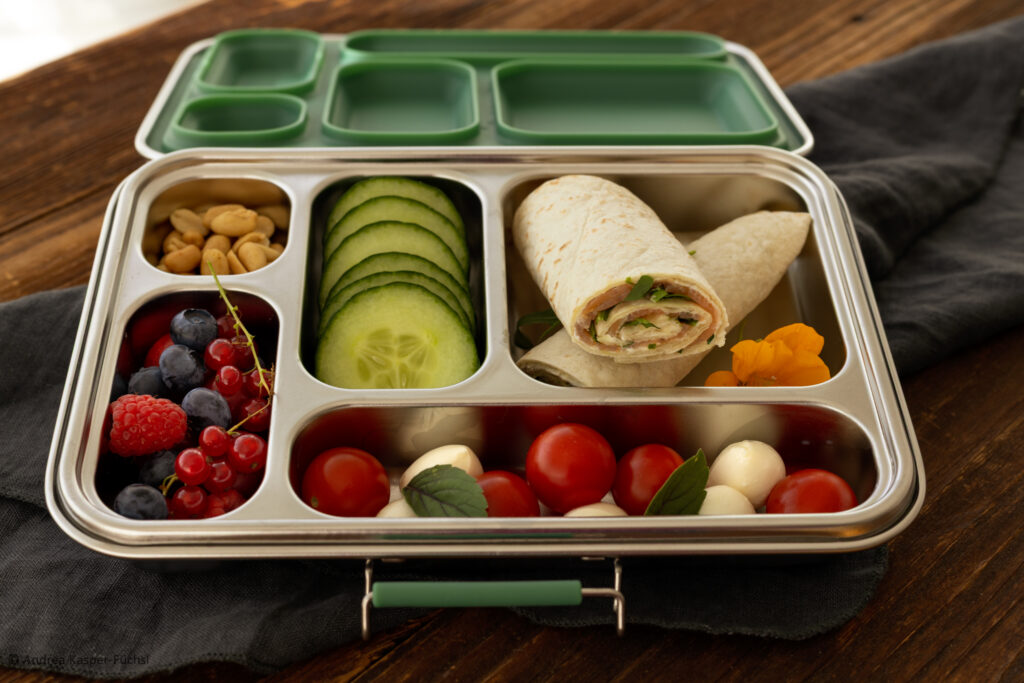 Bentobox von Lekkabox. Kleine Fächer mit Silikondeckel abgetrennt.