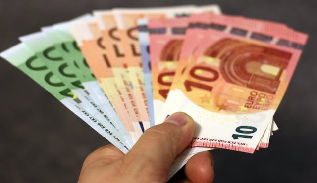 Euroscheine aufgefächert in einer Hand