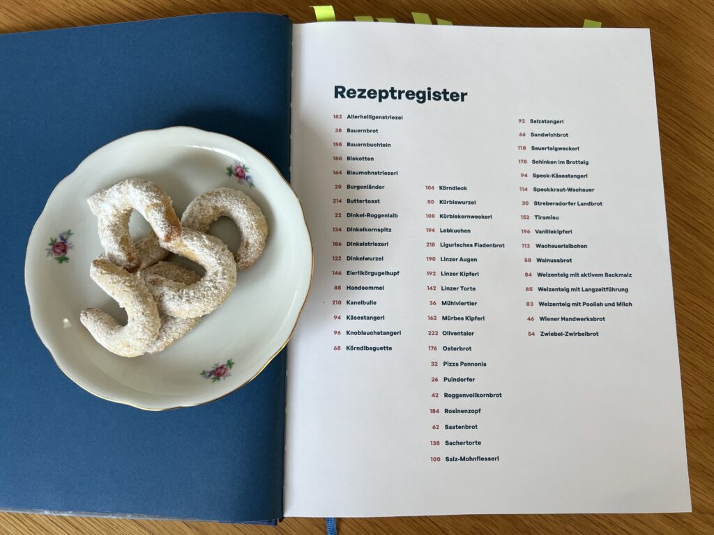 Rezeptregister von gebackene Erinnerungen mit einem Teller Vanillekipferl als Deko