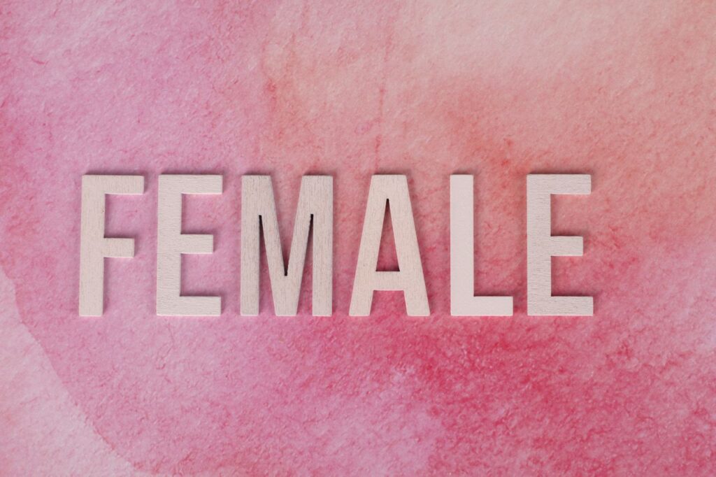 Femaile Schriftzug auf rosa Papier
