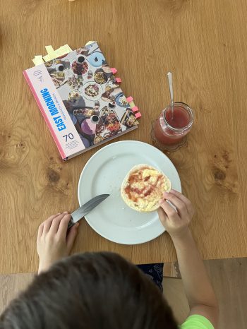 Pfirsichmarmelade auf Semmerl, Buch easy morning liegt daneben