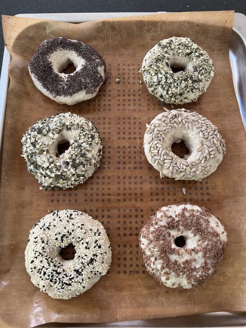 Bagel mit verschiedener Bestreuung