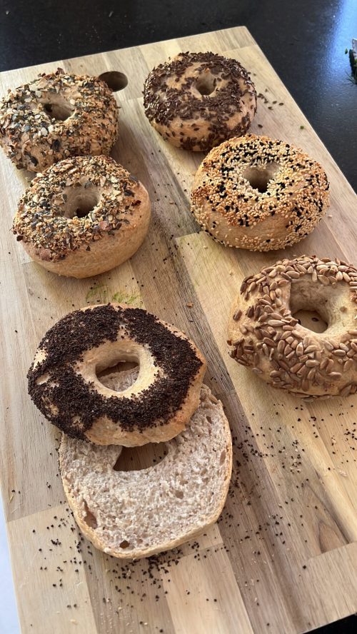 Bagel mit verschiedener Bestreuung bereots gebacken, Rezept Christina Schierlinger-Brandmayr