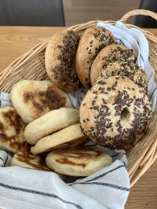 Brotkörberl mit Bagels, Fladenbroten