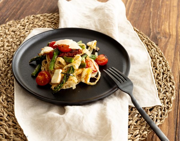 8J1A4337-2 Kichererbsenpasta mit Cocktailtomaten, Feta, Spargel