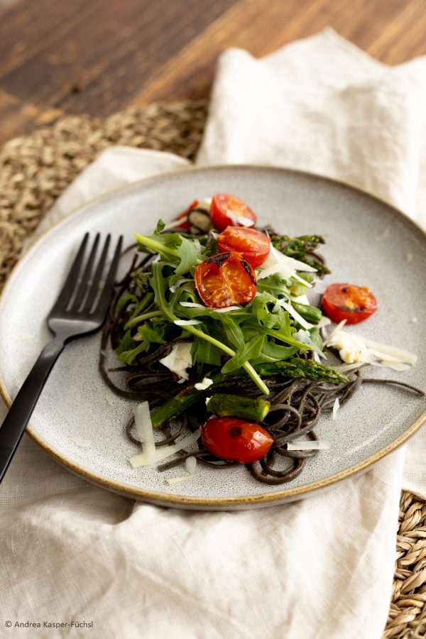 8J1A4351-2 Schwarze Bohnen Spaghetti, Tomaten, Feta, Rucola